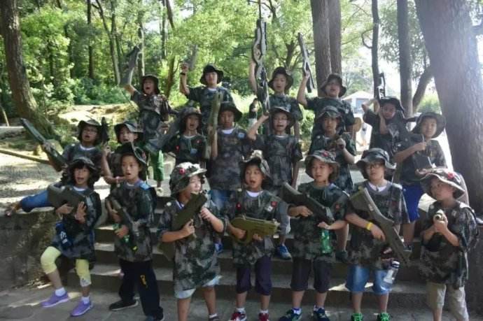 參加暑假軍事夏令營(yíng)安不安全呢?有很多家長(zhǎng)對(duì)這方面還是比較關(guān)注的，因?yàn)楝F(xiàn)在有很多夏令營(yíng)活動(dòng)中心，那么對(duì)于安全有沒(méi)有保障呢?這個(gè)問(wèn)題是很多想要讓自家孩子參加軍事夏令營(yíng)的家長(zhǎng)比計(jì)較關(guān)注的，下面就有小編來(lái)為大家做簡(jiǎn)單的信息介紹。