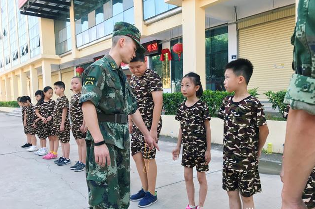 青少年參加軍旅夏令營(yíng)好嗎?