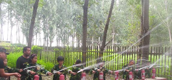 軍事夏令營(yíng)可以增長(zhǎng)孩子的戶外求生知識(shí)嗎？