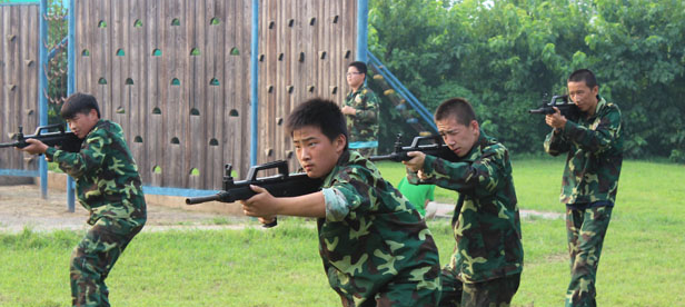家長喜歡讓孩子參加軍事夏令營的原因是什么？