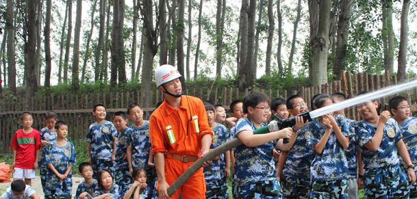 小學(xué)生參加軍事夏令營(yíng)的目的是什么？