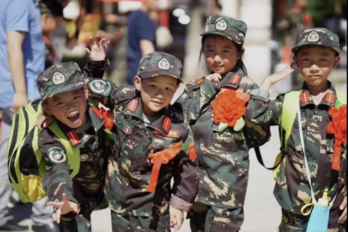參加軍訓(xùn)夏令營會(huì)給孩子帶來哪些好處?